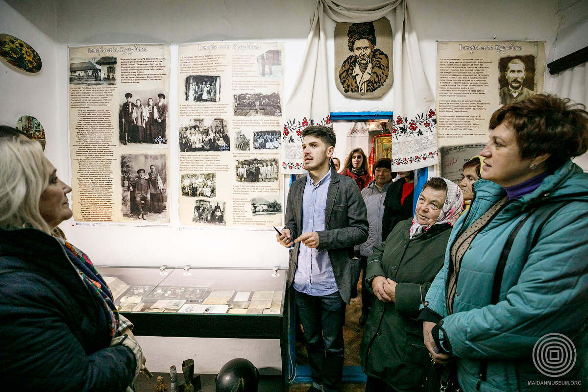 Едуард Крутько проводить екскурсію в етнографічному музеї "Древо" на Полтавщині