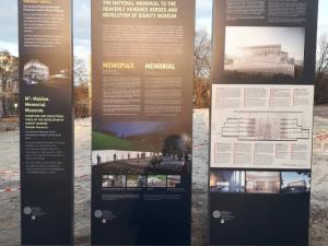Стенди на алеї Героїв Небесної Сотні інформують про Майдан і його пам'ятні місця
