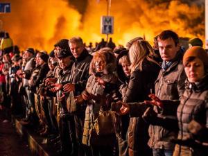 Якийсь час силам поліції майданівці протиставляли каміння. У такий спосіб протестувальники передавали уламки бруківки "на передову". Джерело: "Zbruc"