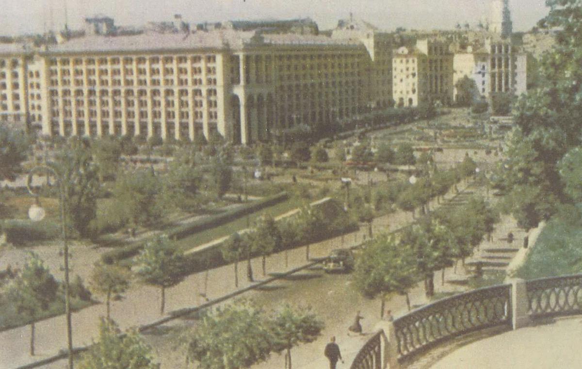 Благоустрій та озеленення площі Калініна на початку вулиці Жовтневої революції (алеї Героїв Небесної Сотні). З поштівки 1959 року