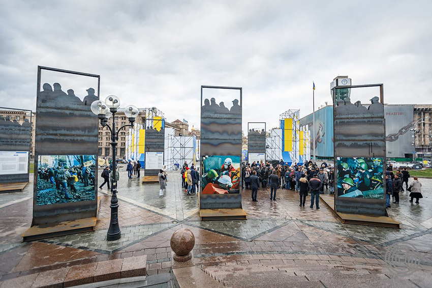 Виставку "Майдан: ландшафти пам'яті" навколо монумента Незалежності, відкрито 21 листопада 2017 року