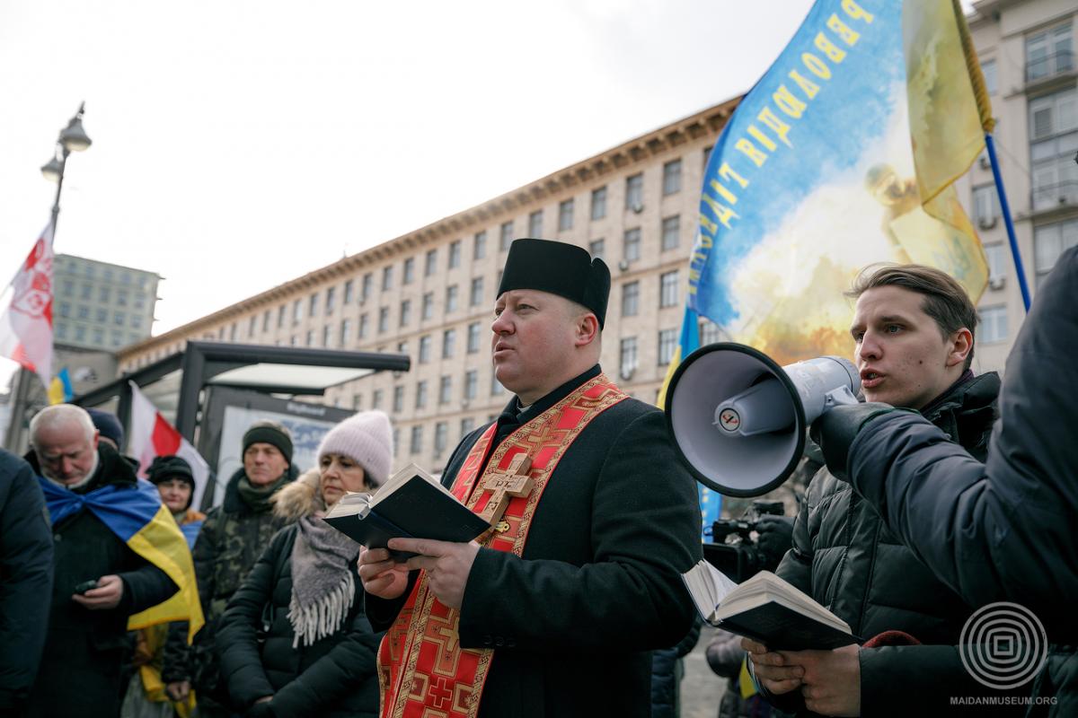 Отець Петро Жук і семінарист Київської Святотрьоїцької духовної семінарії беруть участь у молебні за Небесною Сотнею