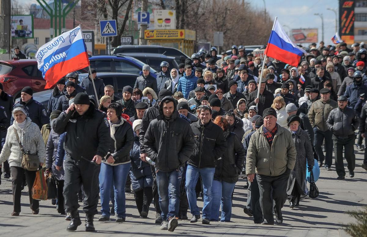 Проросійський мітинг у Луганську 5 квітня 2014 року, за день до захоплення будівлі СБУ. Світлина: Roman Pilipey/EPA