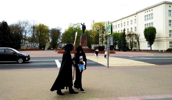 У чорних костюмах мітингарі в Мінську виступили за посилення карантину. Світлина: "Хартыя'97"