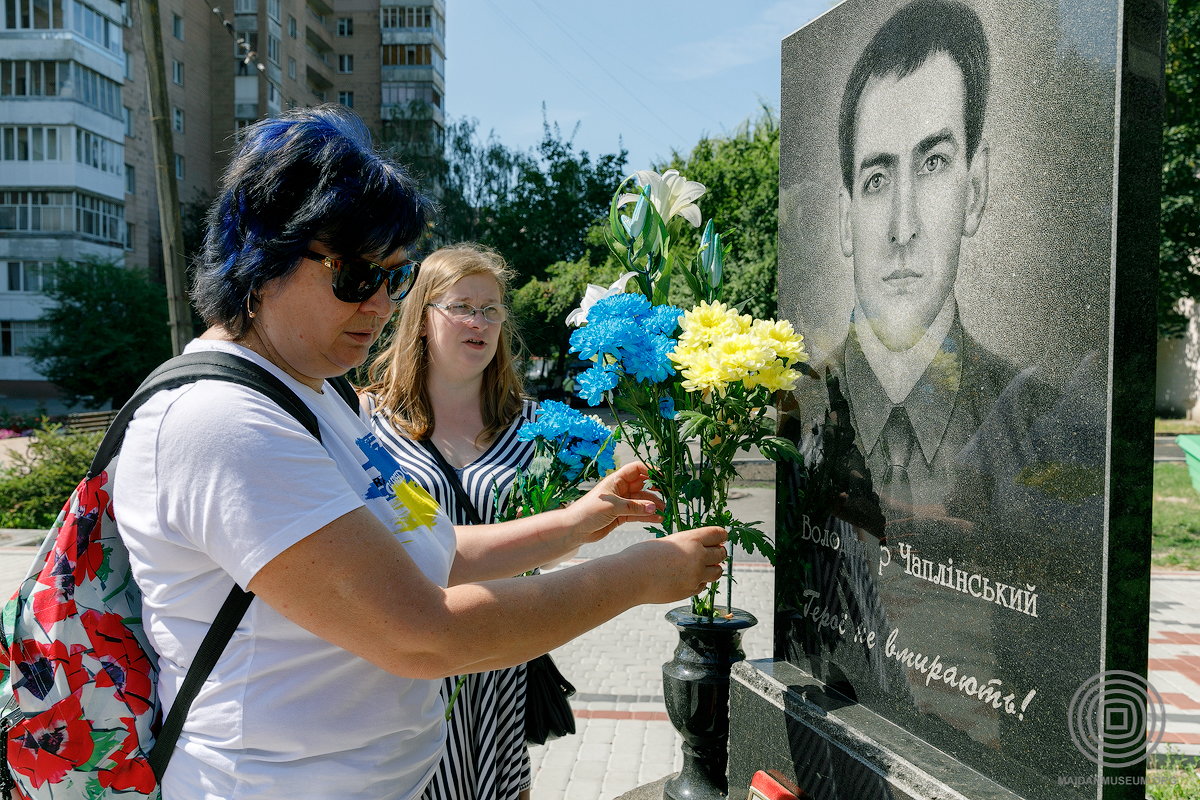 Дружини Героїв Небесної Сотні Світлана Свіщенко та Наталія Бойків кладуть квіти до меморіальної плити 