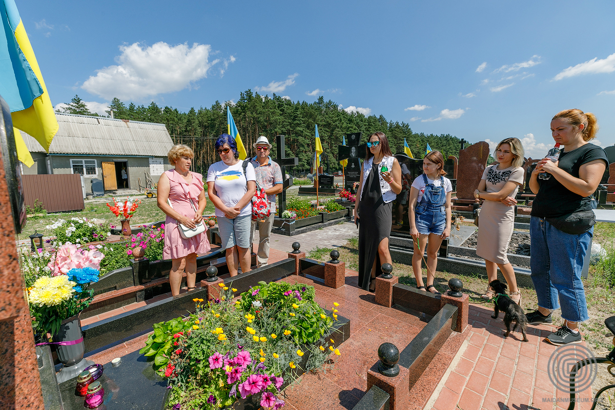 Працівники Національного музею Революції Гідності та родини Героїв Небесної Сотні відвідали могилу Володимира Чаплінського