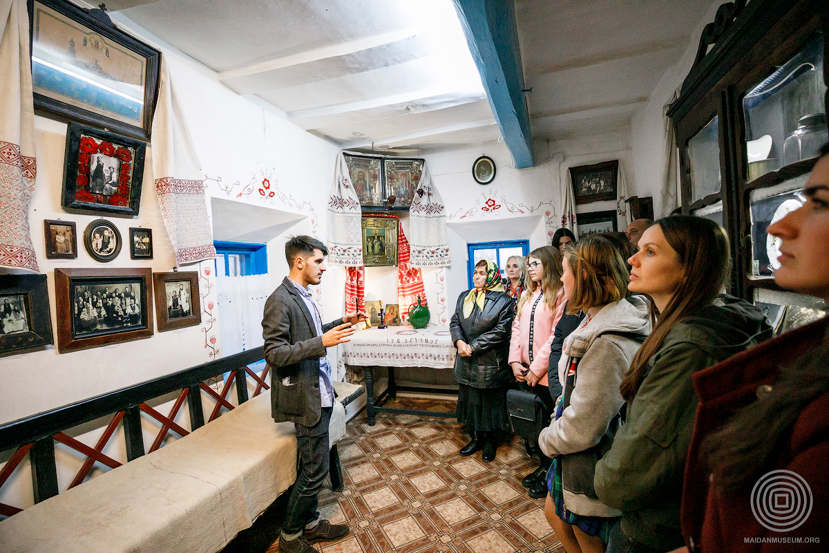 Едуард Крутько проводить екскурсію в етнографічному музеї "Древо" 