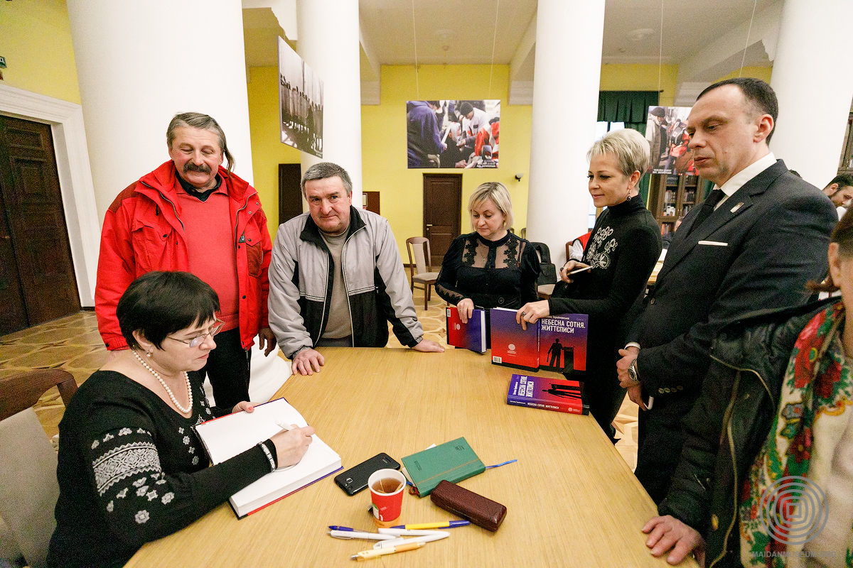 На фото Світлана Терейковська підписує читачам перший том книжки "Небесна Сотня. Життєписи", лютий 2019 рік