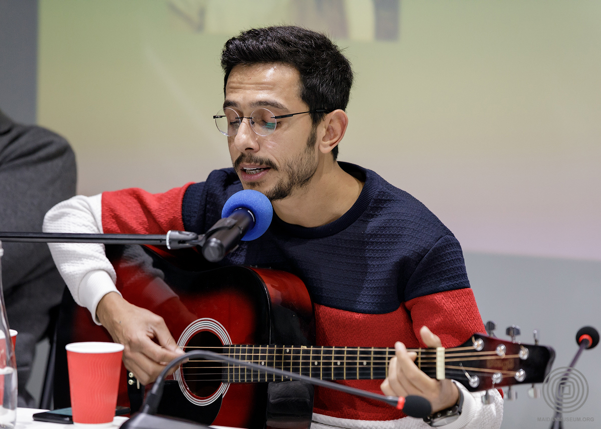 Перед прощанням з аудиторією Уфук виконує під гітару пісню курдською мовою