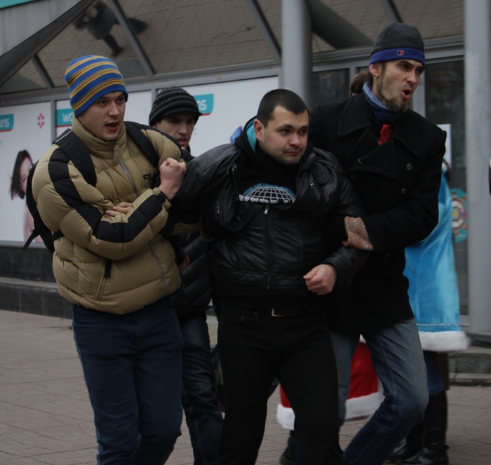 Активісти (праворуч Олексій Біда) ведуть провокатора, який намагався зірвати мітинг у Луганську, 29 грудня 2014 рік. Світлина: ostro.org