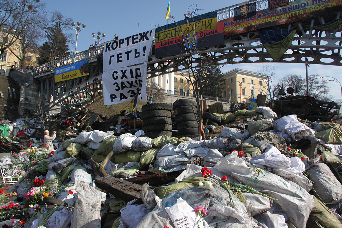  Березень 2014 року, вулиця Інститутська, тепер алея Героїв Небесної Сотні. Фотографія Ігоря Пошивайла