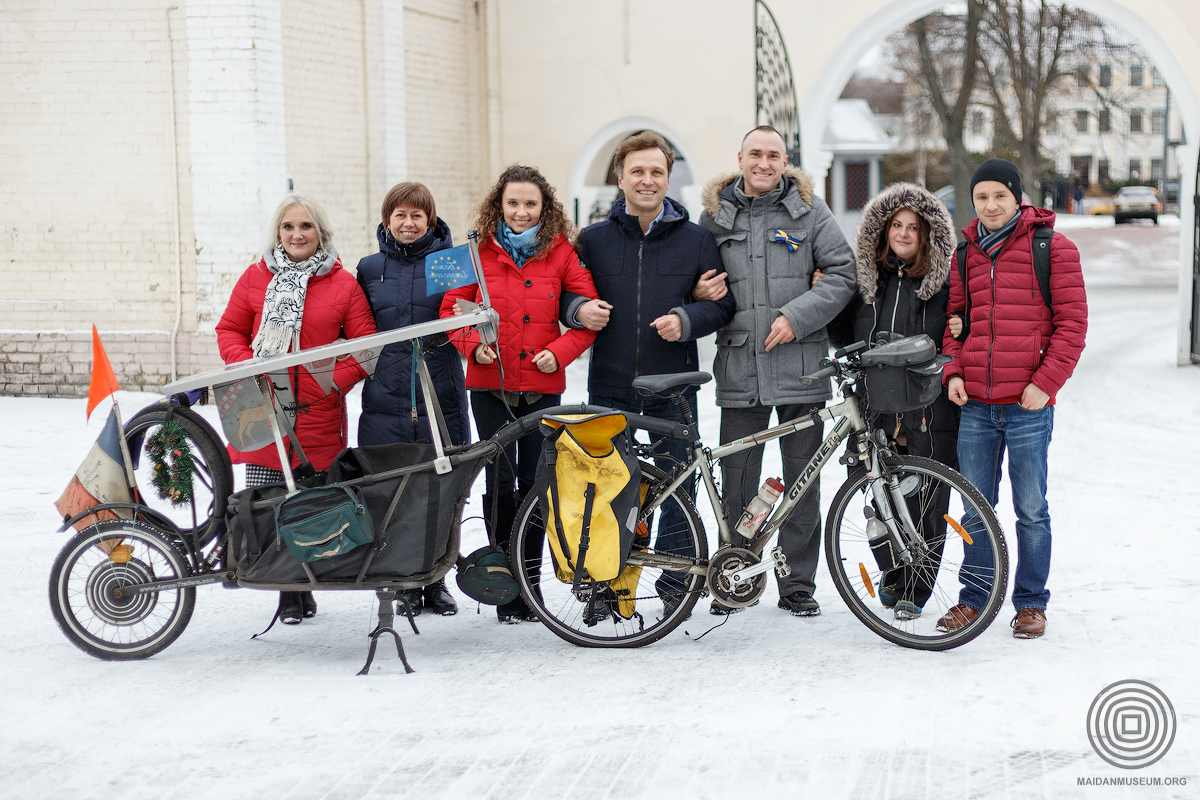 Велосипед, обладнаний сонячними батареями, його розробник Гійом Аламі (найвищий), теперішня дружина та команда Музею Майдану. Сфотографував Богдан Пошивайло.