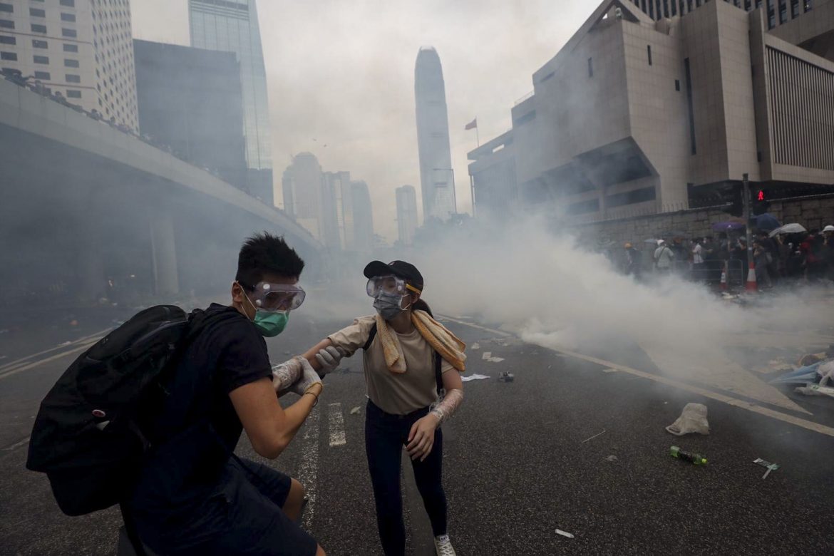 У червні 2019 року проти мітингувальників у Гонконгу влада застосувала сльозогінний газ і кийки. Світлина iaccenters.com