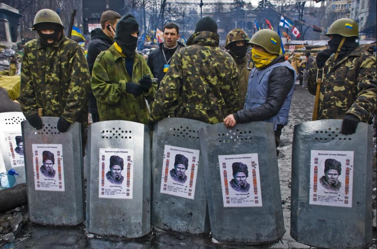 Вулиця Михайла Грушевського 16 лютого 2014 року. "Духовний гетьман Майдану" – написано над портретом Тараса Шевченка на плакатах. Світлина Володимира Луця