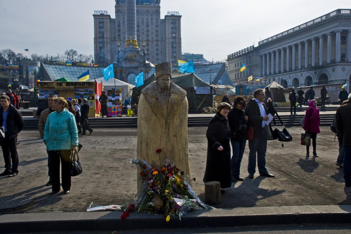 Скульптура Шевченко Володимира Зайця стала своєрідним рекордсменом. До її створення долучилися близько 9000 осіб. Скульптура стоїть на майдані Незалежності 15 березня 2014 року. Світлина Володимира Луця