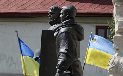 Пам'ятник Устиму Голоднюку та Назарію Войтовичу