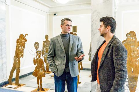 Народний депутат Ігор Луценко розмовляє з Олесем Кромплясом у кулуарах Верховної Ради