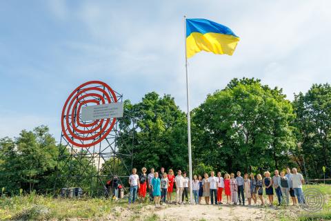 Команда Музею Майдану на врочистій церемонії підняття національного прапора на місці будівництва Національного музею Революції Гідності. 23 серпня 2019 року