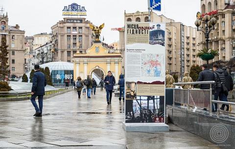 Стенд на майдані Незалежності поряд із Головпоштамтом. Фото Богдана Пошивайла