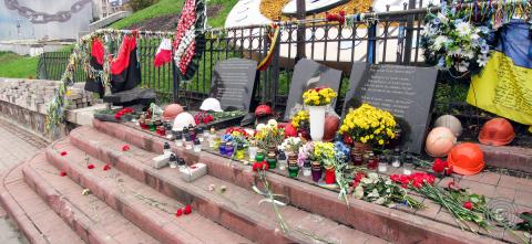 Уламки пам'ятної таблиці народного меморіалу Небесної Сотні