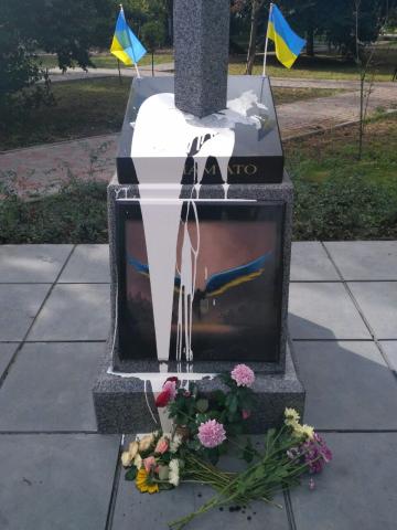 Після параду 24 серпня 2017 року зловмисники поранили гранатою трьох людей біля Кабміну, а ввечері залили фарбою пам'ятник учасникам АТО на Борщагівці