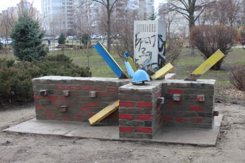 Пам'ятник Небесній Сотні на лівому березі Києва встановили в лютому 2014 року