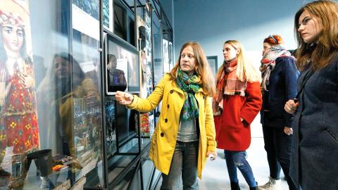 Кураторка експозиції Ольга Сало проводить екскурсію в Інфоцентрі Музею Майдану